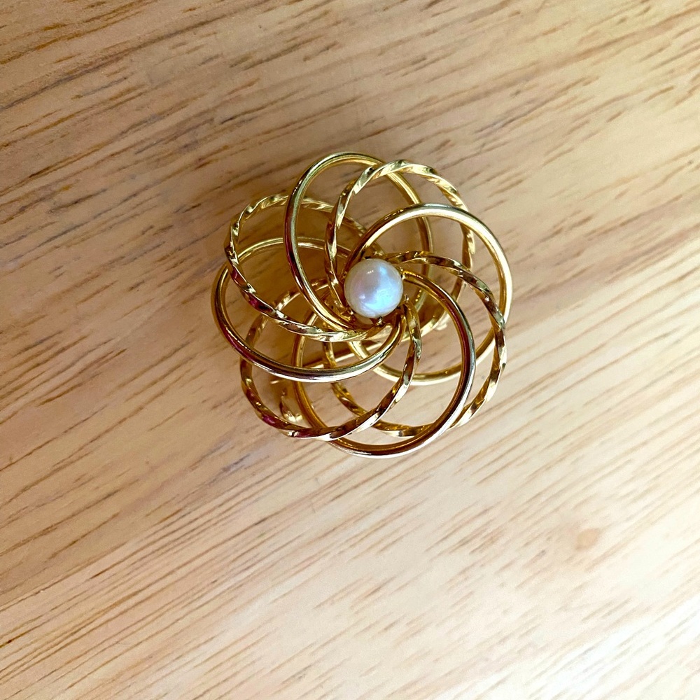 Gold Tone Spiral Interlocking Pearl Brooch